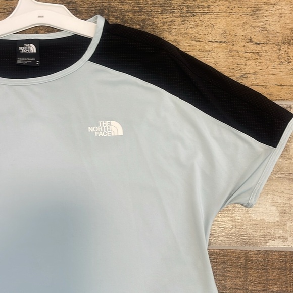 The North Face Women's Blue & Black Cropped Short Sleeve T-Shirt Tee M - Picture 2 of 9